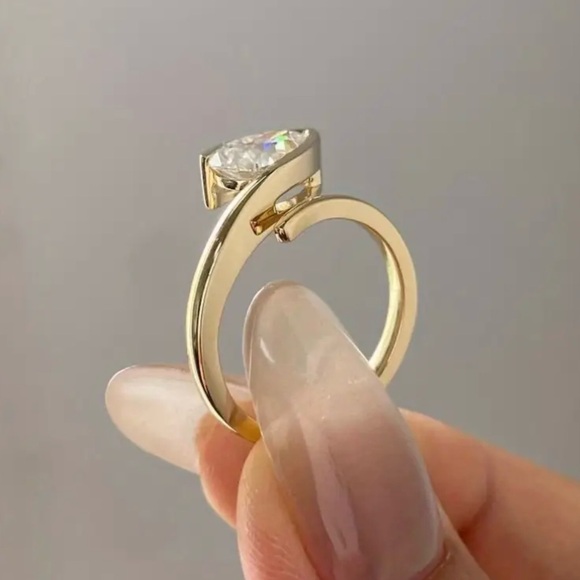 New, Elegant open Gold-tone Teardrop adjustable Ring - Picture 2 of 6